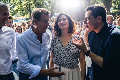 Alberto Nuñez Feijóo, en la inauguración del curso político en Cerdedo-Cotobade (Pontevedra), el pasado 27 de agosto, con Isabel Díaz Ayuso y Juan Manuel Moreno.