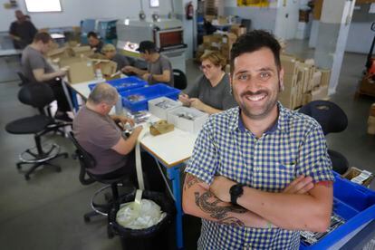 Raúl Punzano, uno de los responsables de Fundación Rubricatus, en el taller en el que se fabrican 'lanyards' a partir de auriculares reciclados.