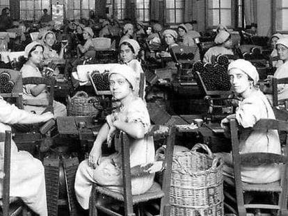 Un grupo de trabajadoras de la fábrica de tabaco de Cádiz.