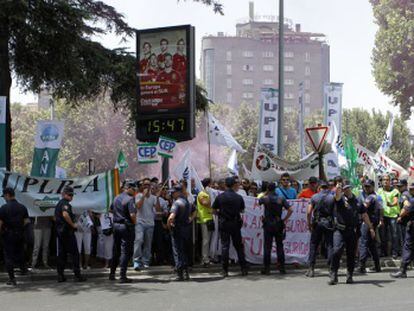Protesta de funcionarios a las puertas del congreso del Partido Popular, en Granada.