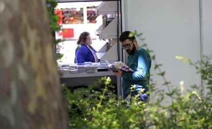 Un lector, en la Feria del Libro de Madrid.