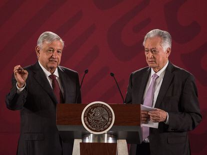 Andrés Manuel López Obrador y Manuel Bartlett durante una conferencia de prensa matutina en agosto.