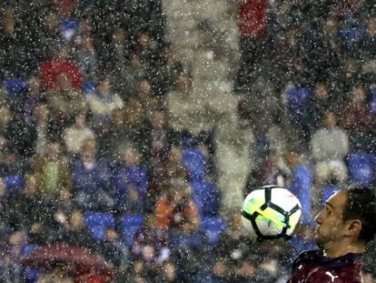 Kike García intenta controlar el balón durante un partido del Eibar.