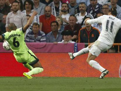 El delantero gal&eacute;s del Real Madrid Gareth Bale dispara a puerta para conseguir el primer gol blanco frente al Manchester City.