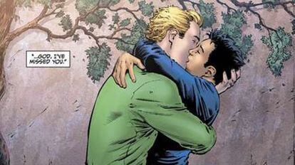 El cómic 'Tierra 2', editado este verano, recoge el beso entre Linterna Verde (de paisano pero de ese color) y su novio.