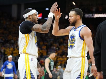 Gary Payton II y Stephen Curry celebran este lunes la victoria de los Warriors ante Boston en el quinto partido de las Finales de la NBA.