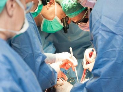 Operació d'implantació d'un cor artificial total a l'Hospital de Bellvitge.