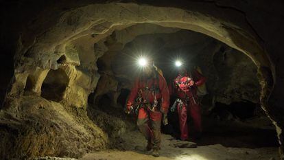Raúl Pérez y su compañero Juan Carlos Gómez exploran una cueva.
