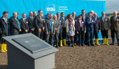 Lo miembros de los 17 países que construirán la fuente de neutrones europea en Lund, durante la ceremonia de la primera piedra