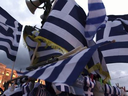 Puesto de banderas griegas frente al Parlamento en Atenas