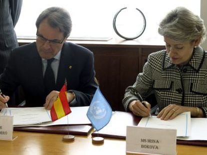 El presidente de la Generalitat de Catalu&ntilde;a, Artur Mas, junto a la directora general de la UNESCO, Irina Bokova, en Par&iacute;s.  