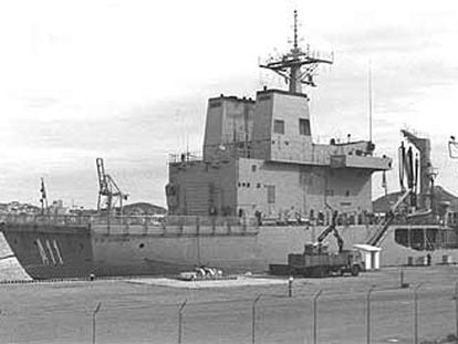 El petrolero <i>Marqués de la Ensenada,</i> en la base naval de Cartagena tras participar en una operación.