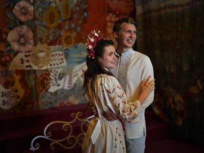 Los novios posan para una foto en el palacio de eventos especiales de Kiev, donde se casaron