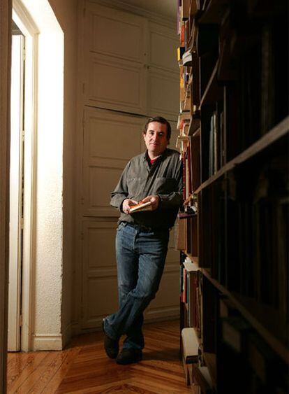 Luis García Montero, autor de 'Vista cansada', segundo título de la colección Palabra de Honor, en su casa de Madrid.