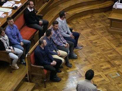 Els vuit mossos condemnats pel 'cas Raval', durant el judici a l'Audiència de Barcelona.