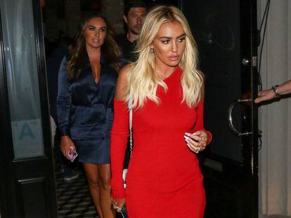 Petra Ecclestone y su hermana Tamara (detrás) el 14 de abril en Los Ángeles, California.