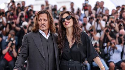 Johnny Depp y la directora Maïwenn, en la 76ª edición del Festival de Cannes, el 17 de mayo.