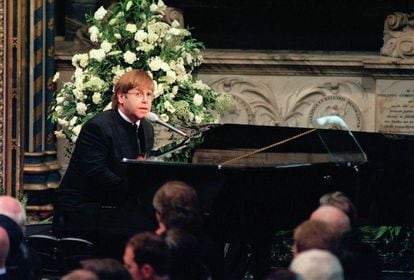 Elton John, durante el funeral de la princesa Diana. El cantante y gran amigo de Lady Di interpretó el tema 'Candle in the Wind' en el funeral de la llamada princesa del pueblo celebrado en la abadía de Westminster en septiembre de 1997.