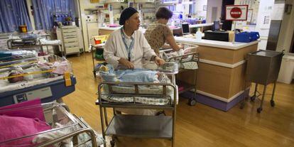 Dos enfermeras cuidan de los beb&eacute;s reci&eacute;n nacidos en el Hadassah Ein Kerem Medical Center de Jerusal&eacute;n, el pasado 10 de septiembre.
