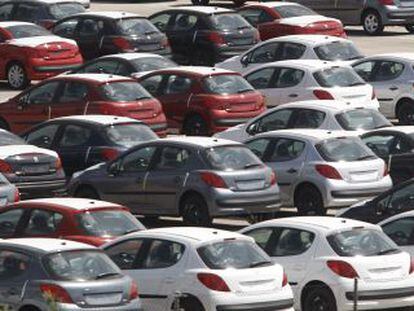 Coches aparcados en la planta de PSA Peugeot Citro&euml;n en Villaverde (Madrid). 