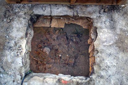 Fosa en la antigua iglesia de Corbera d'Ebre en la que se aprecian restos humanos.