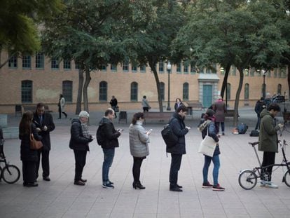 Cola para votar este jueves en la Escola Industrial de Barcelona.