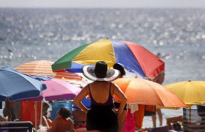 Turistas en la playa de Benidorm el último fin de semana de Agosto.