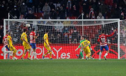 Antonio Puertas, a la derecha, supera a Ter Stegen en el gol del empate del Granada ante el Barcelona en el minuto 89.