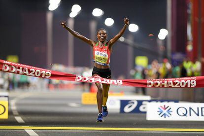 La atleta Ruth Chepngetich, de Kenia, gana la prueba de maratón, en Doha, el 27 de septiembre.