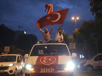 Seguidores del MHP celebran en Estambul los resultados de su partido. En vídeo, Andrés Mourenza, corresponsal de EL PAÍS en Turquía, explica las claves de la victoria de Erdogan.
