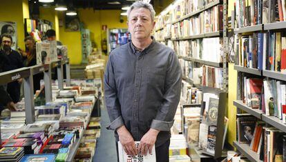 El escritor Alonso Guerrero durante la presetacion de su libro.