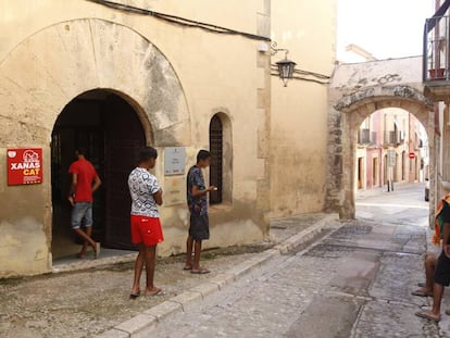 Menors a les portes d'un alberg a Altafulla.