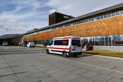 Una ambulancia llega al hospital de la Cerdanya en Puigcerdà.