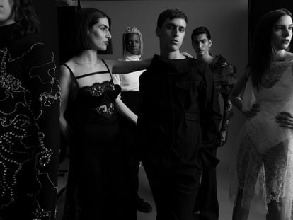 Arturo Obegero posa junto a la estilista Andrea Orejas, la productora Caroline Lefrere, el director de bordados Thibault Martin y los modelos Brinal Shetty e Isaac Taylor.
