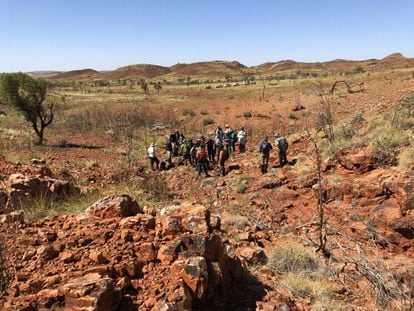 Investigadores de ESA y NASA analizando los fósiles más antiguos de la Tierra: estromatolitos de 3.500 millones de años en Pilbara (Australia).