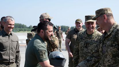 El presidente ucranio, Volodímir Zelenski, participaba en un acto por el Día de las Fuerzas Armadas, este domingo en un lugar sin localizar.