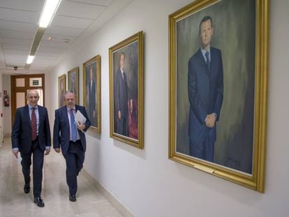 A la derecha, el consejero de Hacienda, Pedro Azpiazu, y el portavoz del Gobierno vasco, Josu Erkoreka, antes de informar de los presupuestos vascos de 2017.