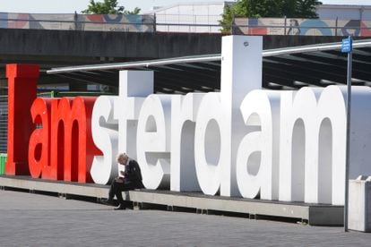 En 2004, el ayuntamiento de Ámsterdam construyó el letreto 'I am Amsterdam' en la plaza de Museumplein. En 2018 decidieron quitarlo por congregar a demasiados turistas.