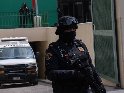 Elementos de la policía custodian un centro penitenciario de la Ciudad de México, en 2023.