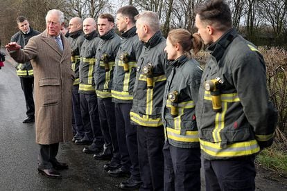 En 2019, pasando revista a los servicios de emergencia en South Yorkshire tras un mes de fuertes riadas.