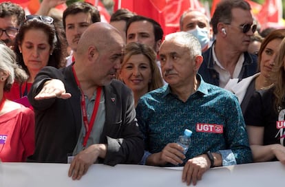 50.000 personas, según los organizadores, alrededor de 10.000 a tenor de los cálculos de la Delegación del Gobierno, se han manifestado por el Primero de Mayo, Día Internacional de los Trabajadores, en las calles de Madrid bajo un sol abrasador. En la imagen, los secretarios generales de CC OO y UGT, Unai Sordo (a la izquierda) y Pepe Álvarez. En el centro, la ministra de Trabajo, Yolanda Díaz.