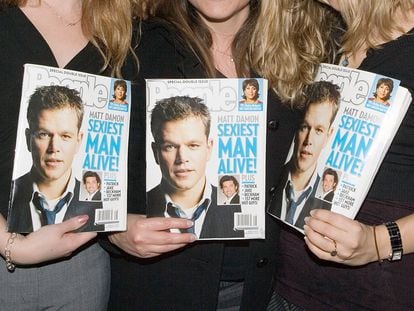Tres mujeres sujetan en sus manos tres ejemplares de People con Matt Damon en su portada, cuando fue elegido el "hombre vivo más sexy" de 2007.