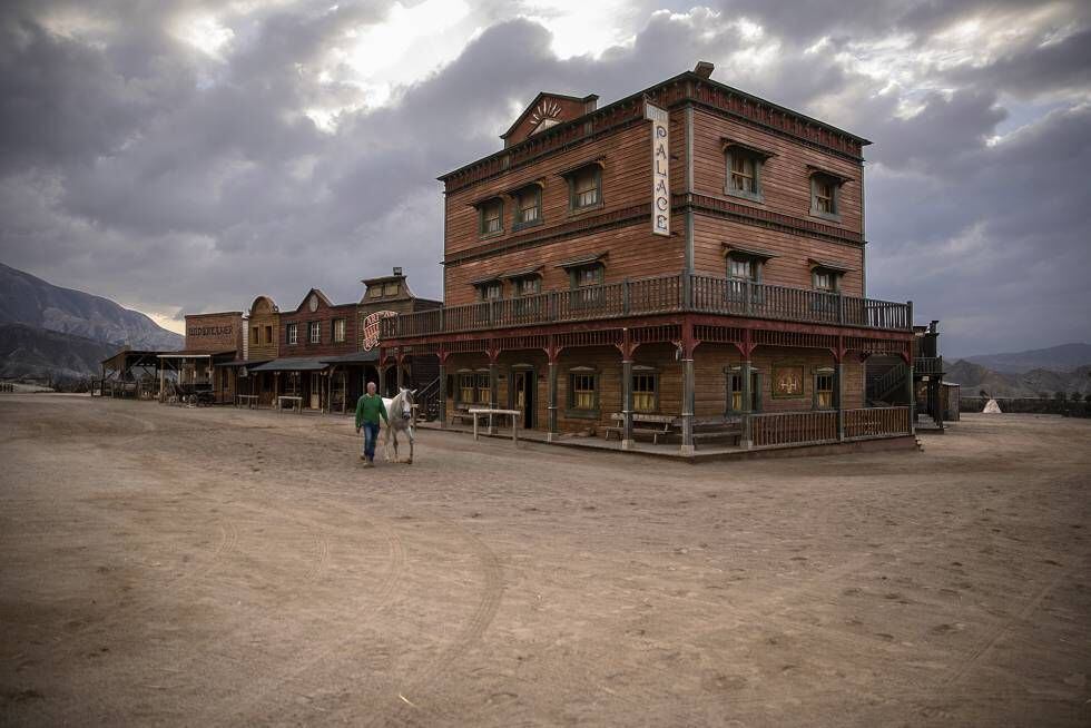 José María Rodríguez pasea un caballo en el parque temático Oasis MiniHollywood, en Tabernas (Almería).