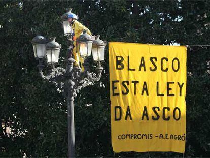 Pancarta colgada en la plaza de la Virgen de Valencia contra la Ley Urbanística Valenciana (LUV).