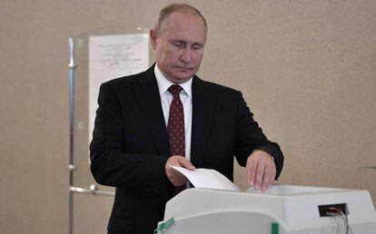 El presidente Vladímir Putin deposita su voto este domingo en Moscú.