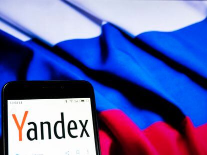 Logotipo de la compañía Yandex, en un teléfono móvil.