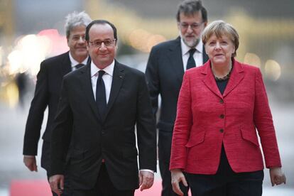 Hollande, Merkel, Gentiloni y Rajoy en su reuni&oacute;n en Versalles.