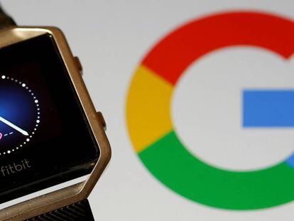 El logo de Google junto a un reloj de Fitbit.