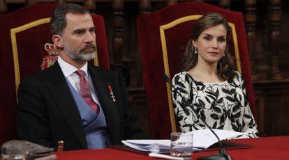 Los Reyes durante la ceremonia de entrega del Premio Cervantes al escritor Eduardo Mendoza.