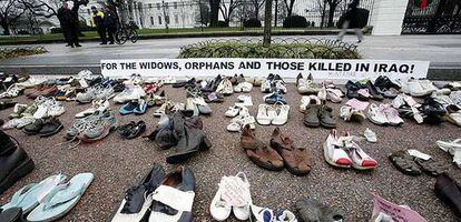 Decenas de zapatos donados, con etiquetas con nombres de muertos en la guerra de Irak, han sido colocados frente a la Casa Blanca, protesta inspirada por el incidente del periodista iraquí que lanzó sus zapatos a Bush